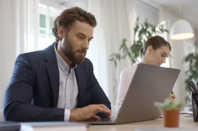 Homem negócios, usando computador portátil